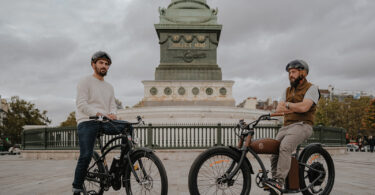 cyclistes portant un casque