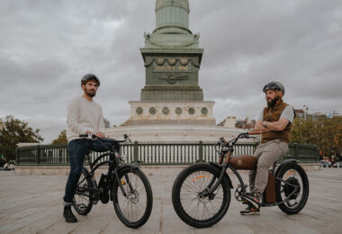 cyclistes portant un casque