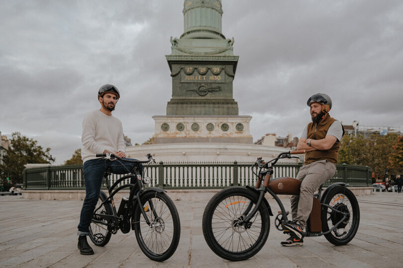 cyclistes portant un casque