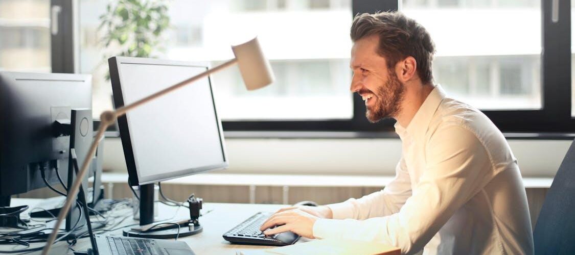 un homme à son bureau