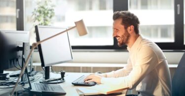 un homme à son bureau