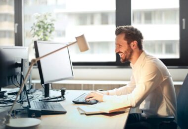 un homme à son bureau