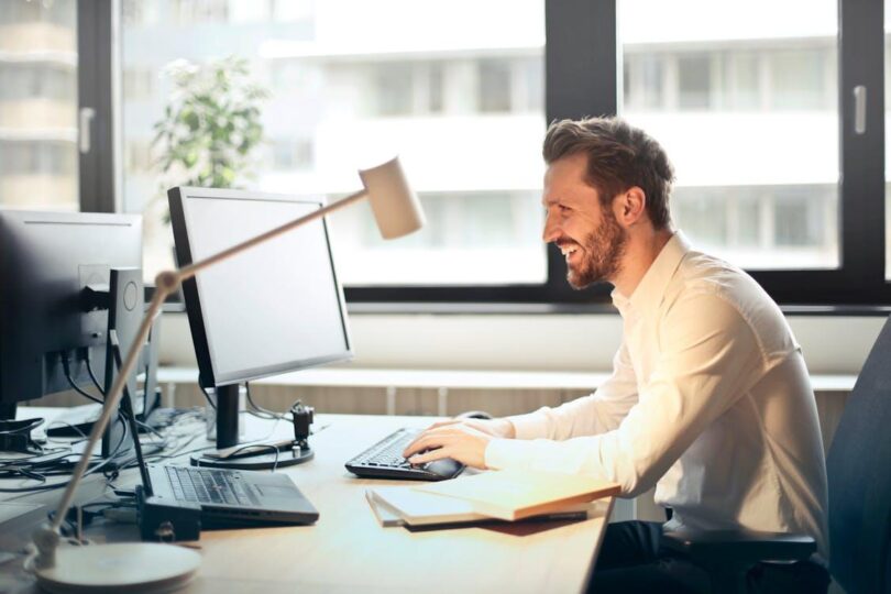 un homme à son bureau