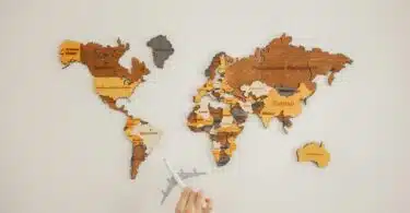 carte du monde sur un mur