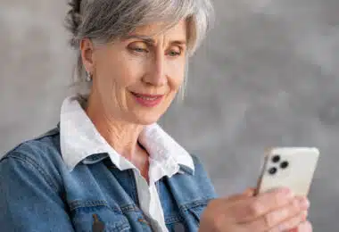 Téléphone tactile : un allié pour les seniors modernes