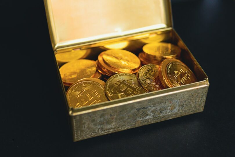 des bitcoins dans une boite